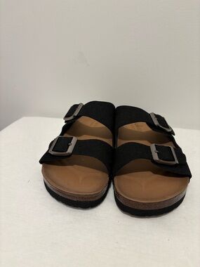 Skechers Luxe Foam Tan Footbed Close-Up